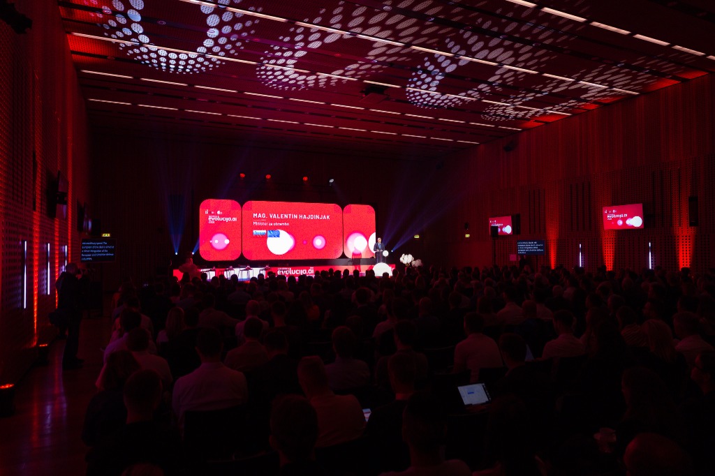 Otvoritev konference z uvodnim nagovorom ministra za obrambo mag. Valentina Hajdinjaka v polni dvorani Grandis